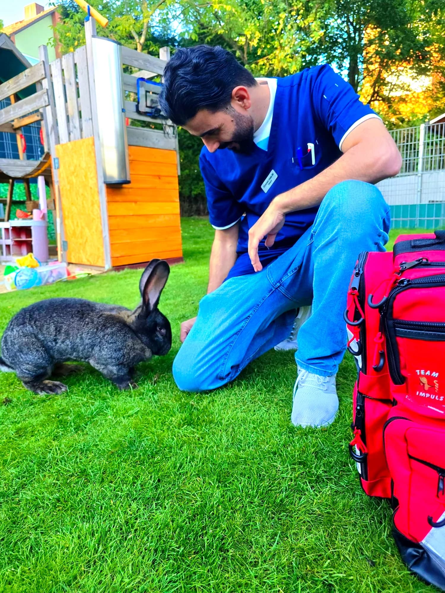 Mobiler Tierarzt im Einsatz bei einem Hausbesuch